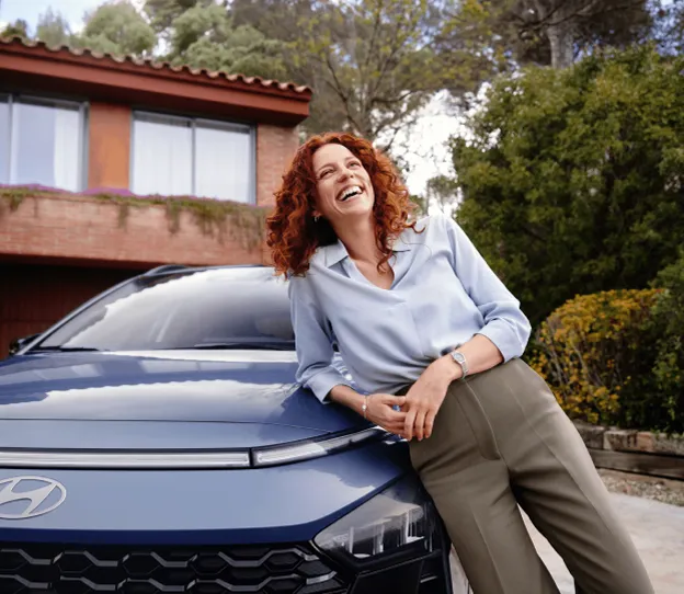 femme appuyer sur une voiture hyndai bleu à Blois dans le Loir-et-Cher 41