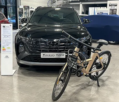 suv hyundai noir avec devant lui un velo electrique à Blois dans le Loir-et-Cher 41
